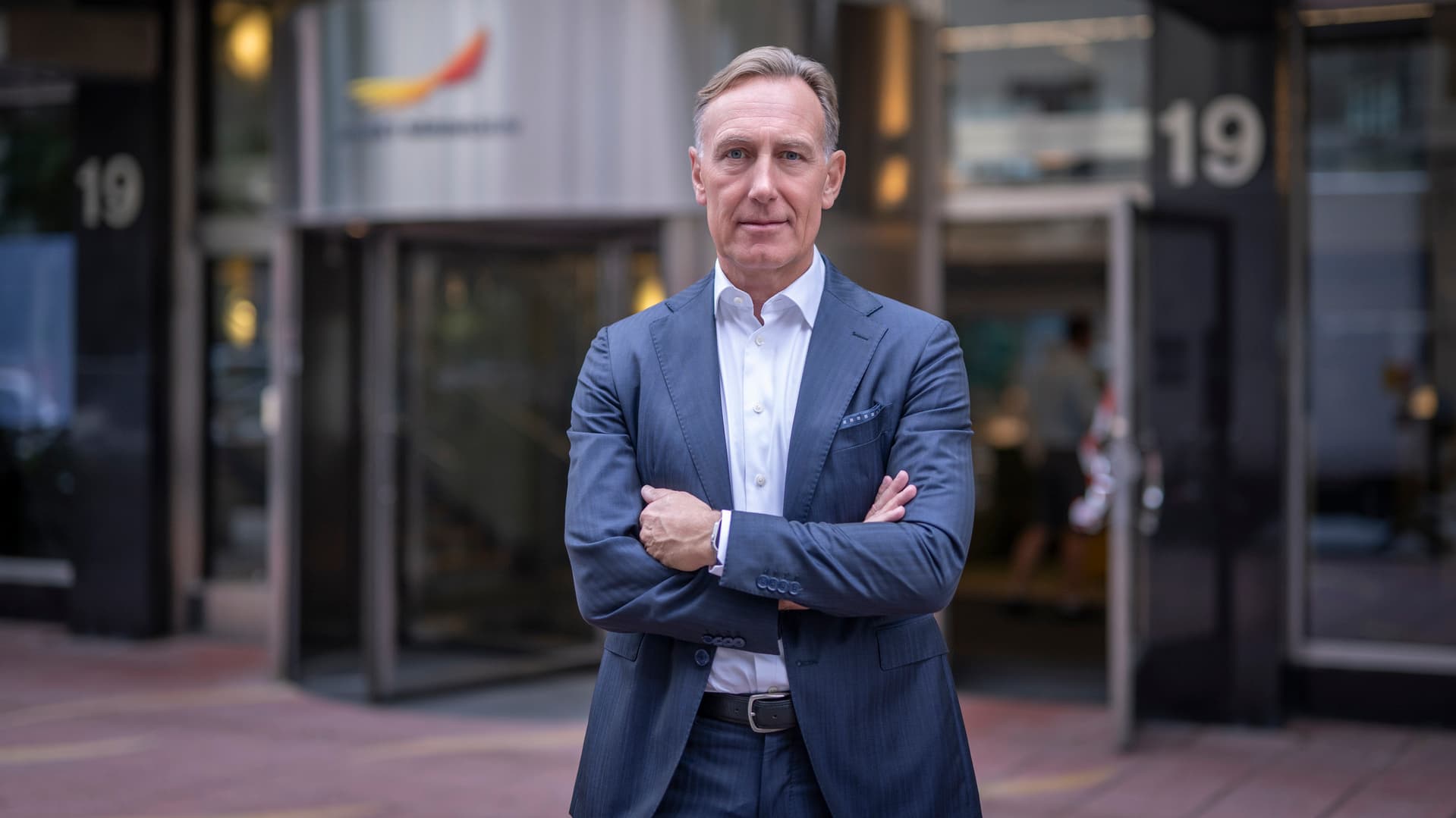 Vd Jan-Olof Jacke utanför Näringslivets Hus.