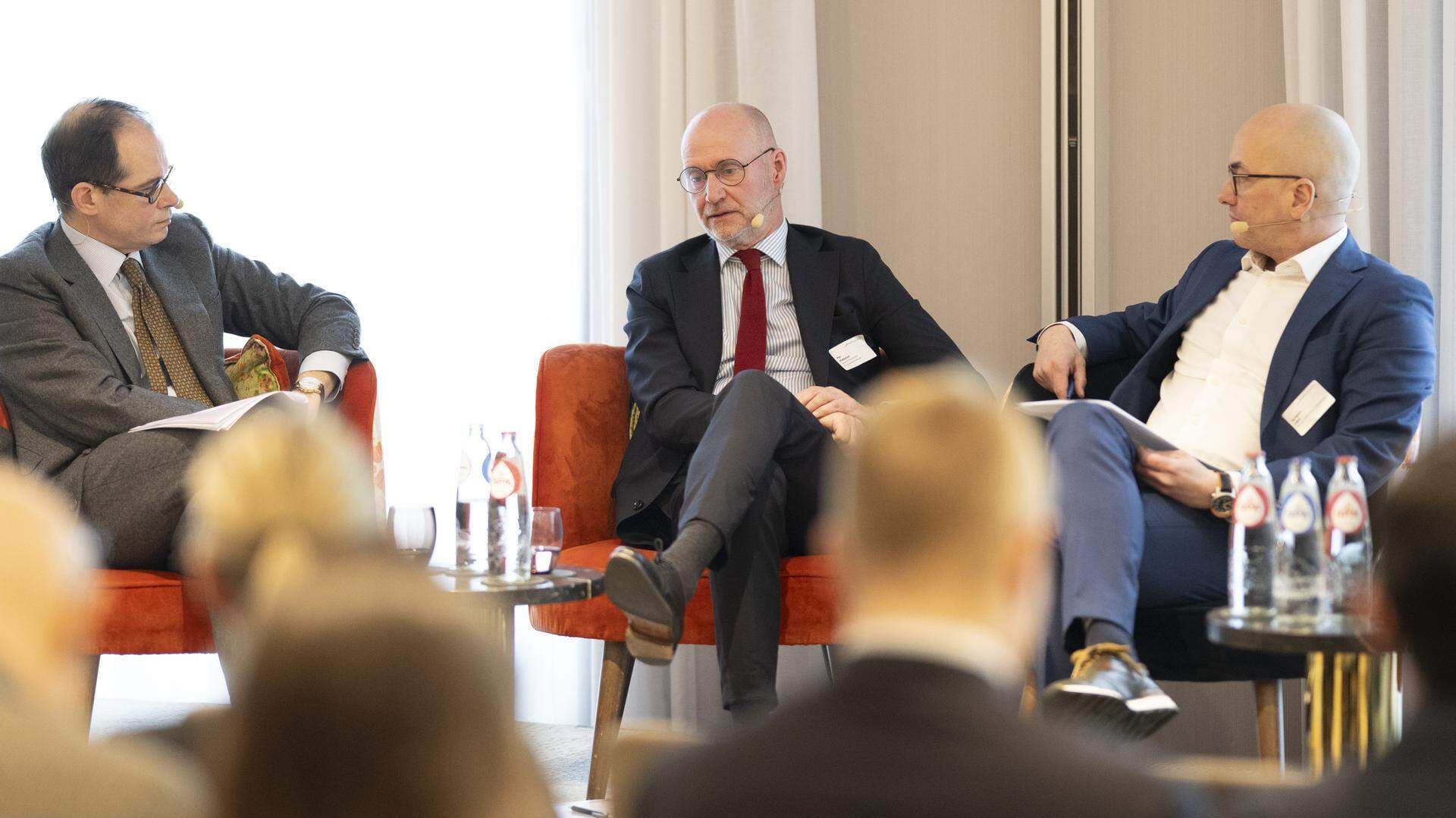 Fredrik Eriksson från tankesmedjan ECIPE, Per Hidesten från Industriarbetsgivarna och Torbjörn Hållö från LO.