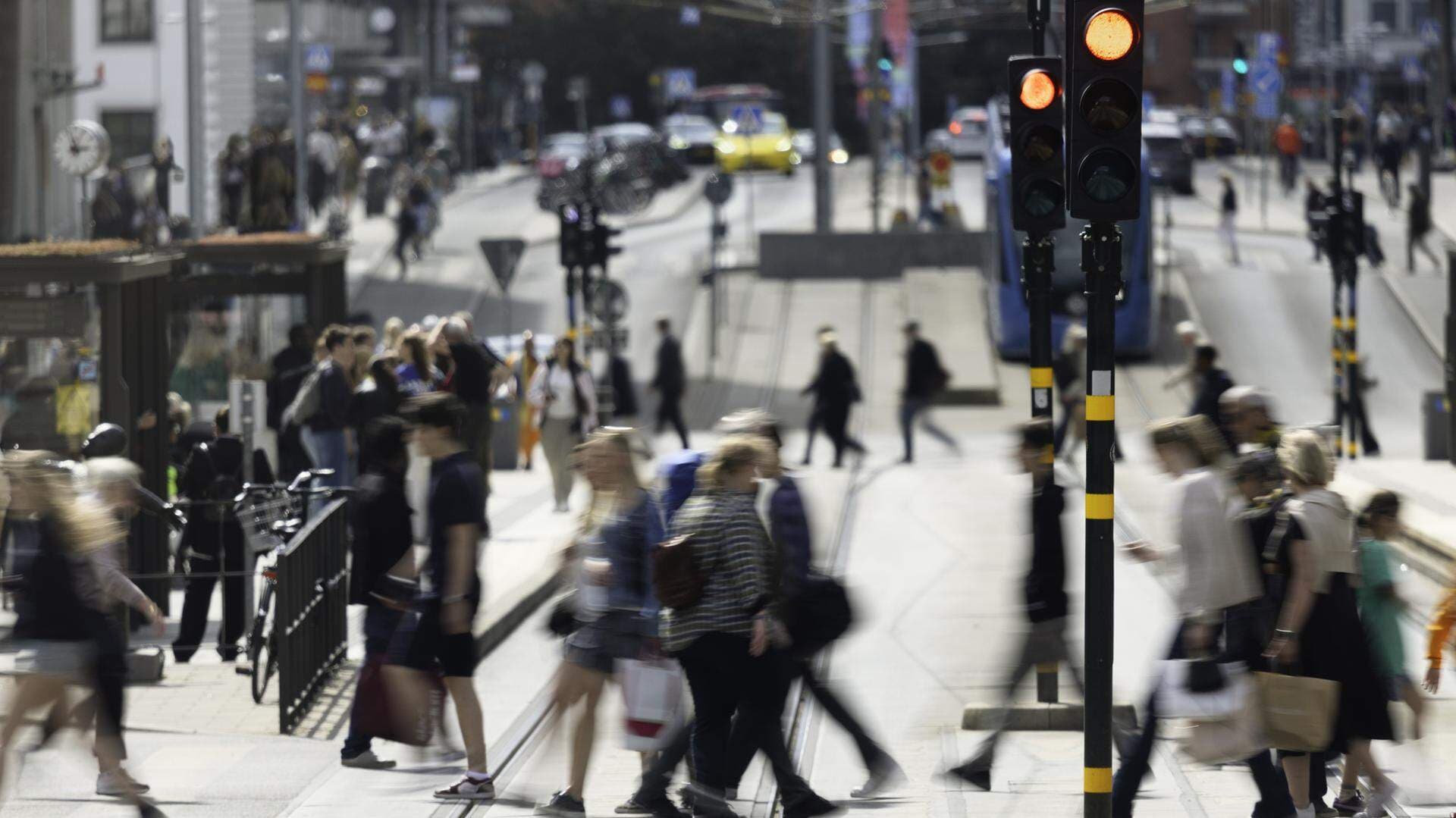 Människor som rör sig på en affärsgata