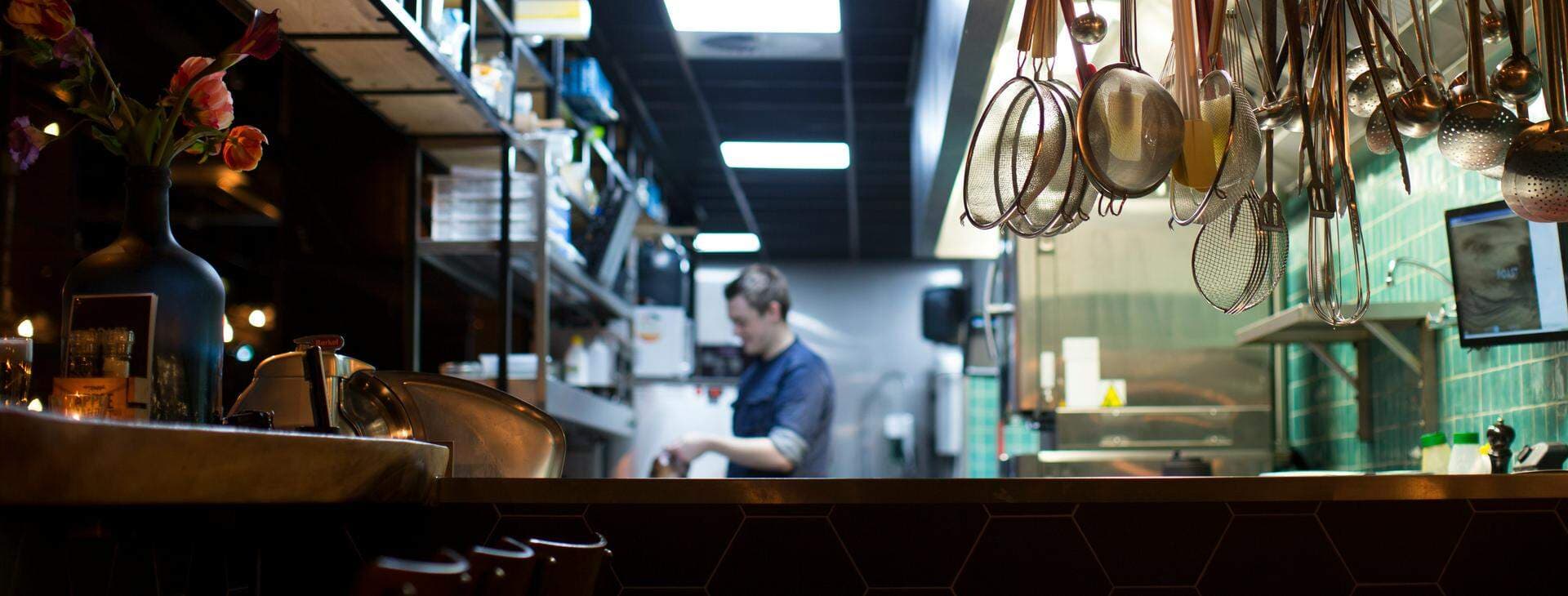 Man i ett restaurangkök