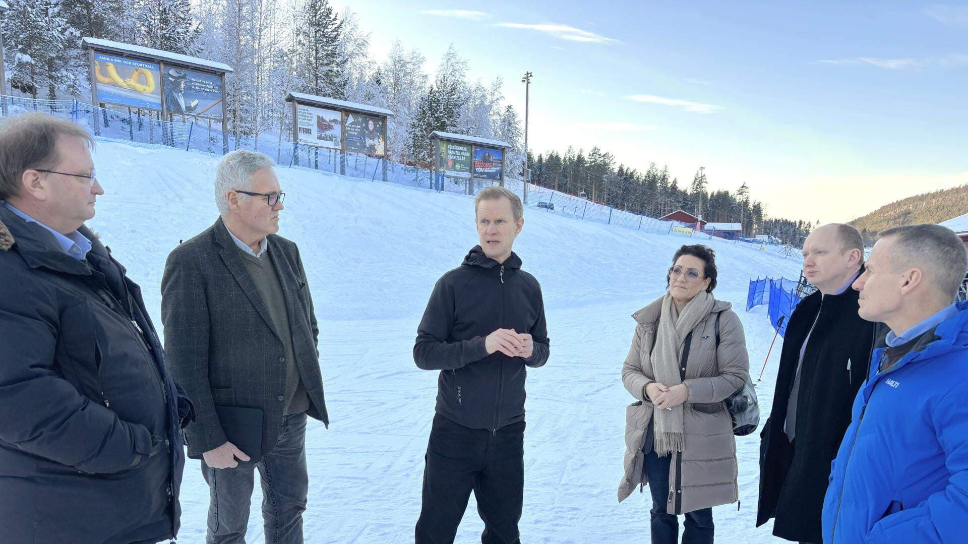 Lars Beckman, Anders W. Jonsson, Peter Augustsson, Lili André, Daniel Persson och Dan Nygren står utomhus i snön.