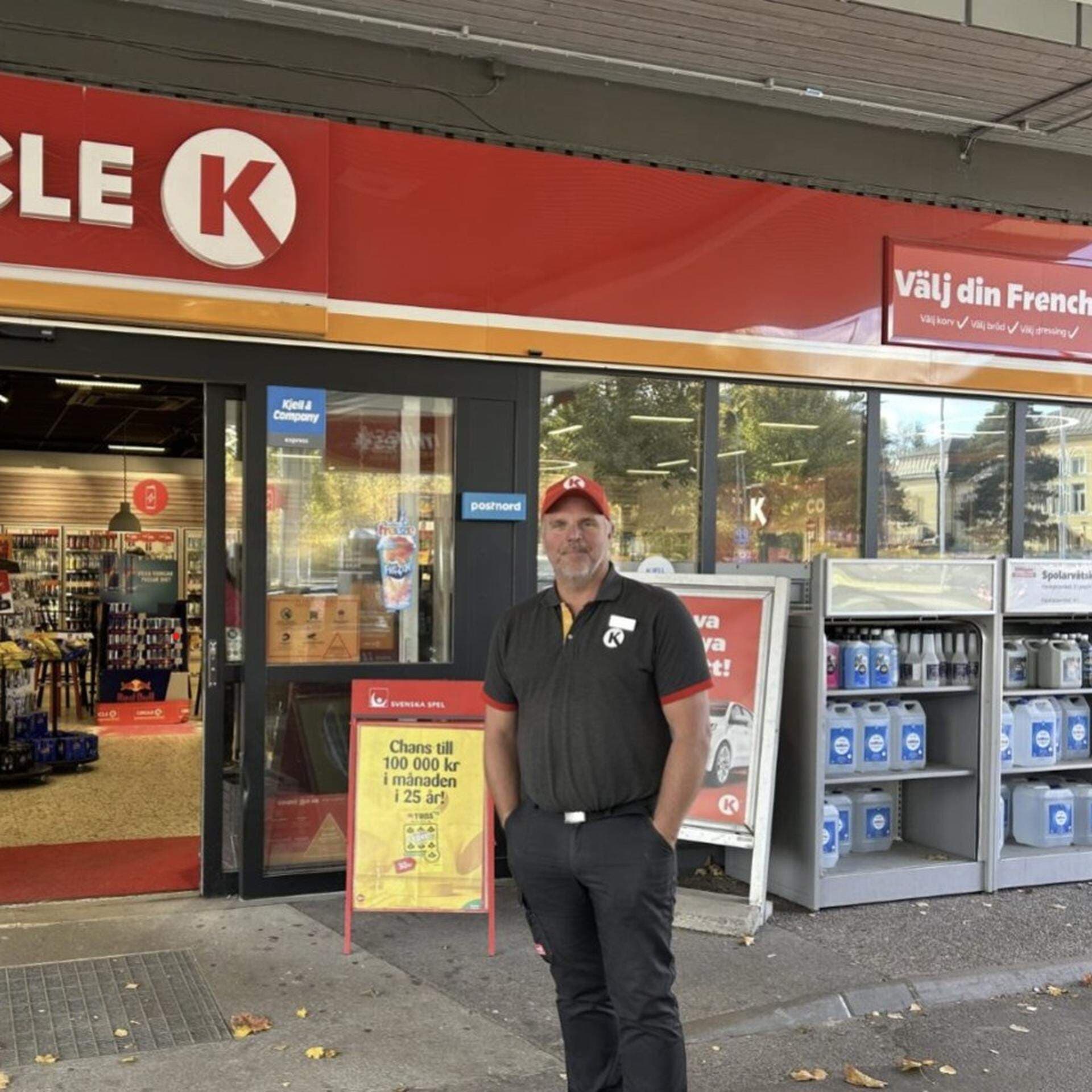 Stefan Fredriksson framför entrén på sin mack