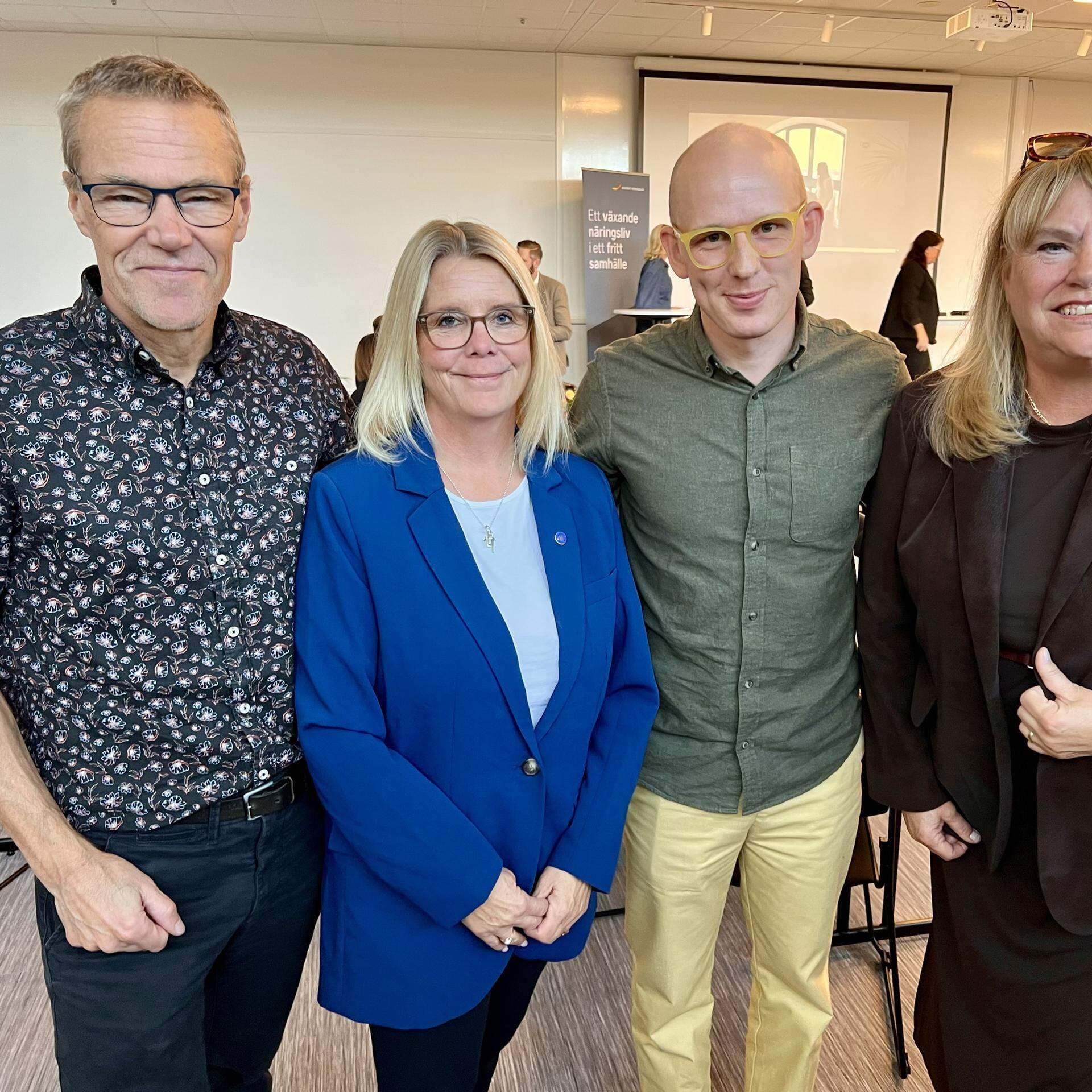 Lars Liljedahl, Eva-Clara Viklund, Jonas Bergström och Petra Forsström står på rad.