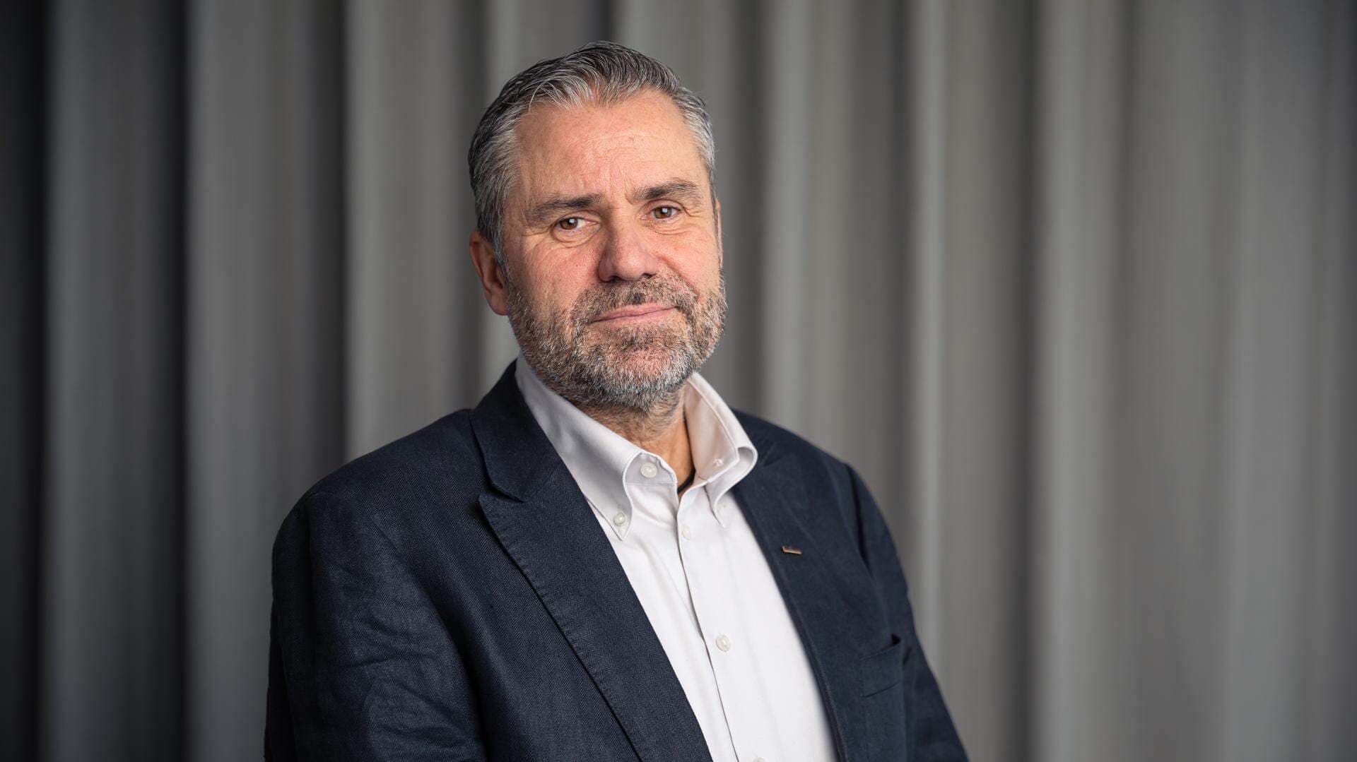 Kent Johansson har en grå kavaj