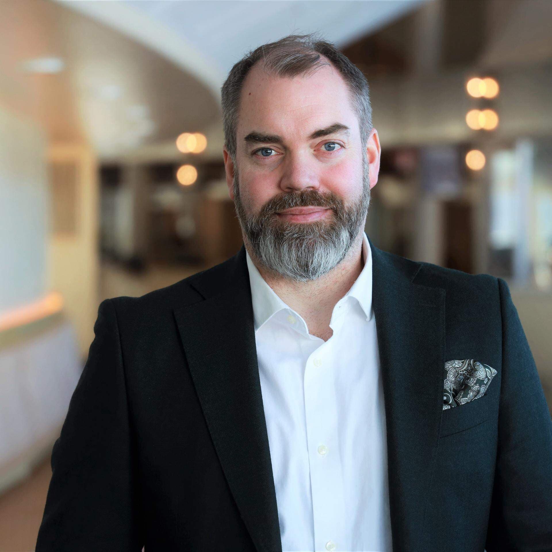 Fredrik Lundh Sammeli står i riksdagen.