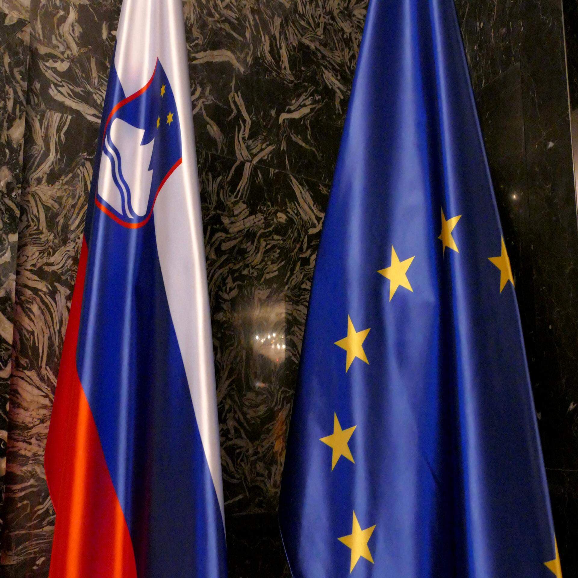 Sloveniens och EUs flaggor