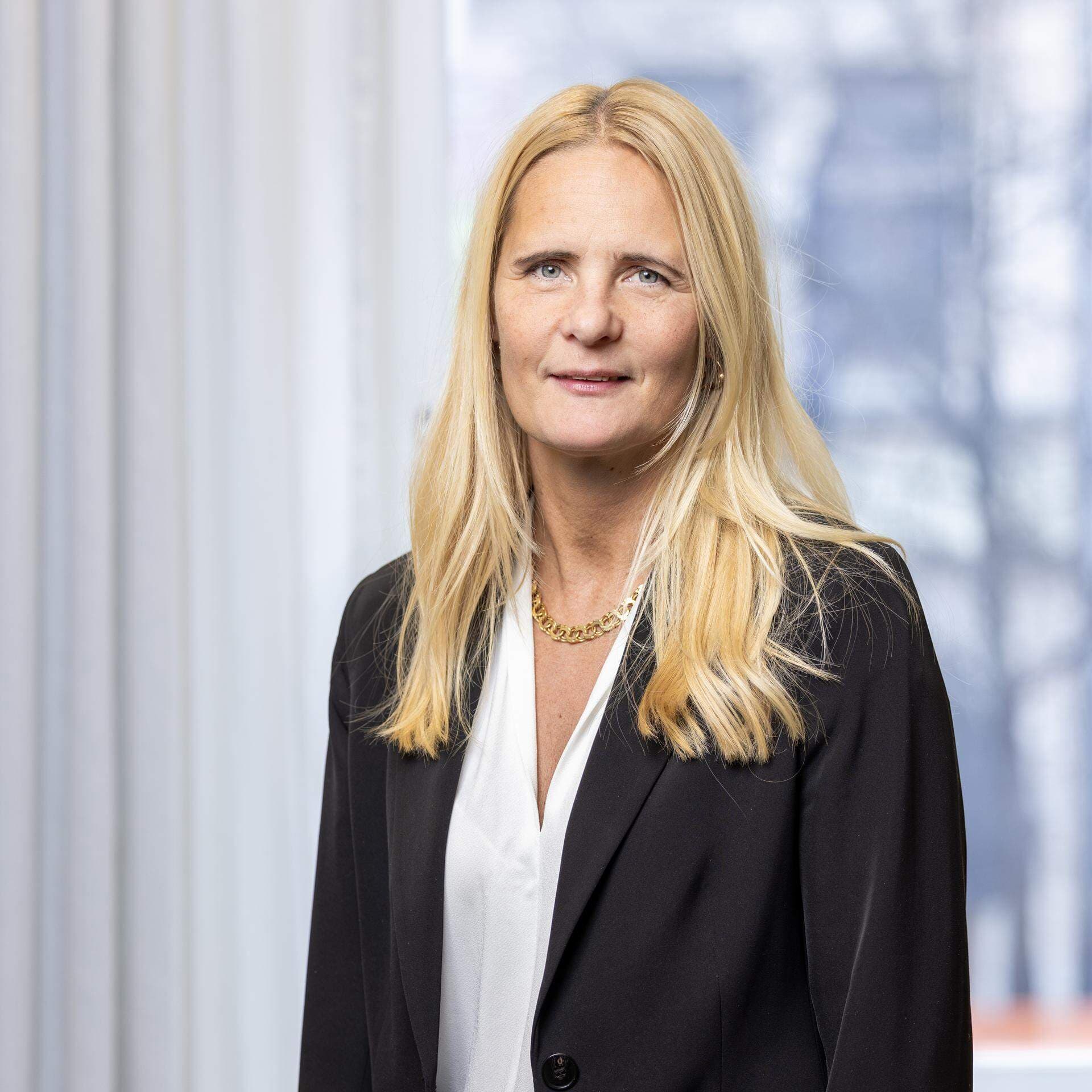 Stina Jonsson har skjorta och kavaj