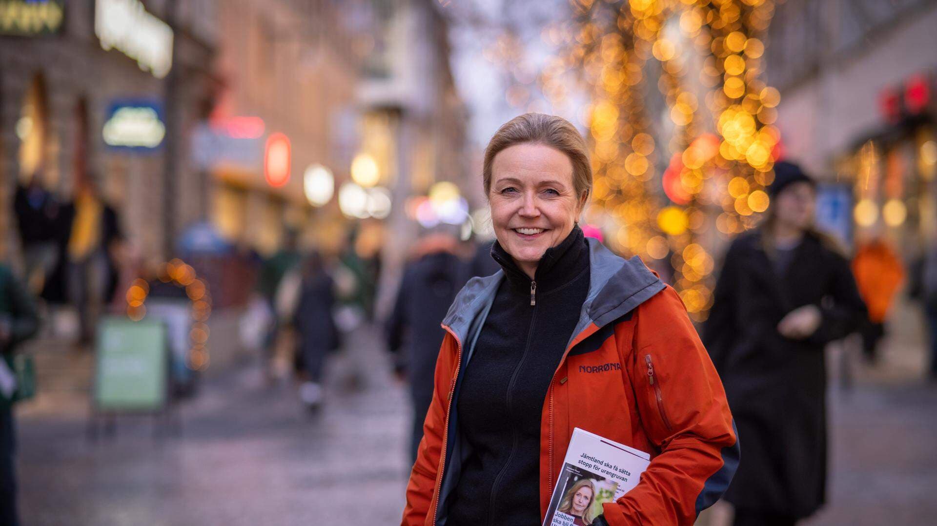 Elisabeth Thand Rinqvist kampanjar utomhus.