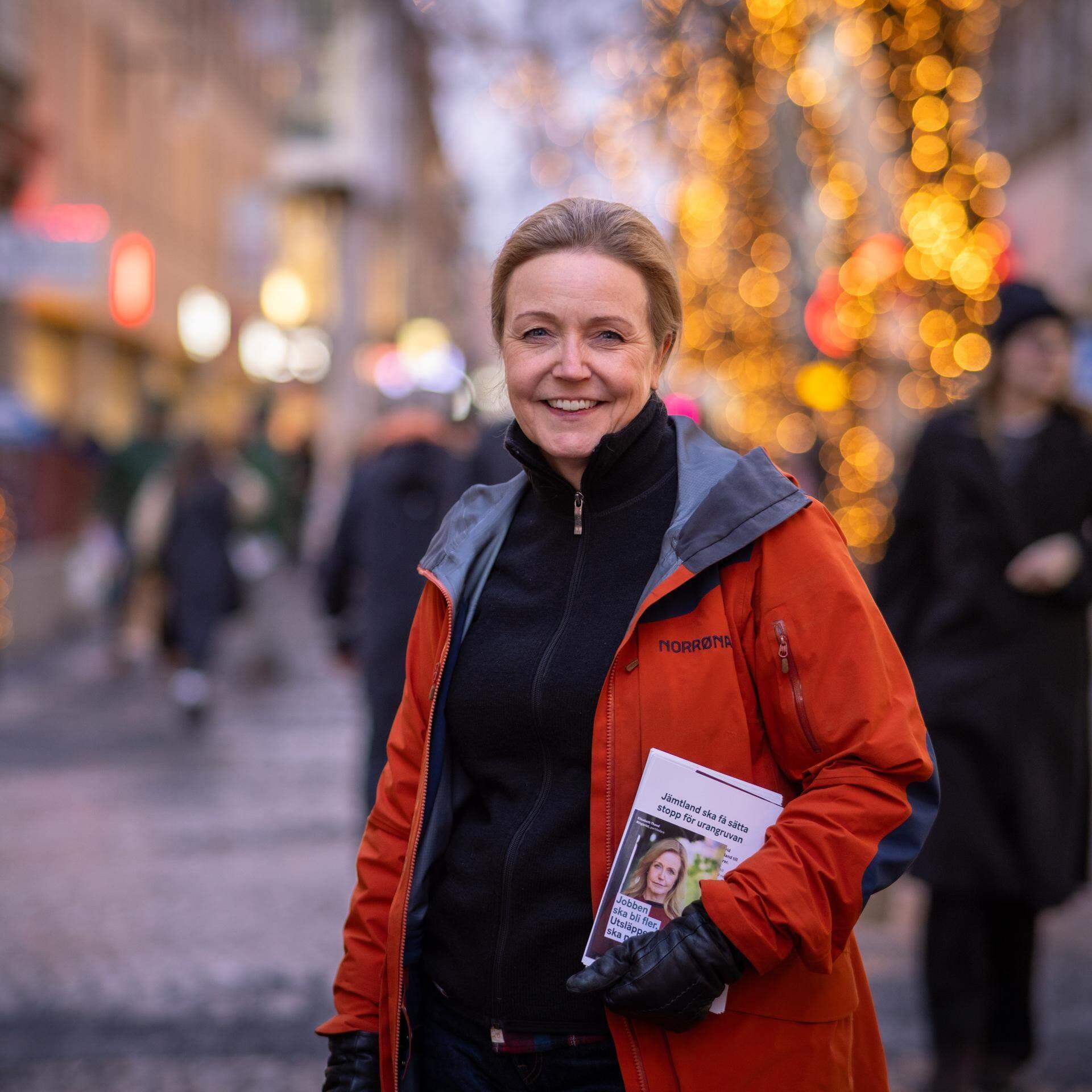 Elisabeth Thand Rinqvist kampanjar utomhus.