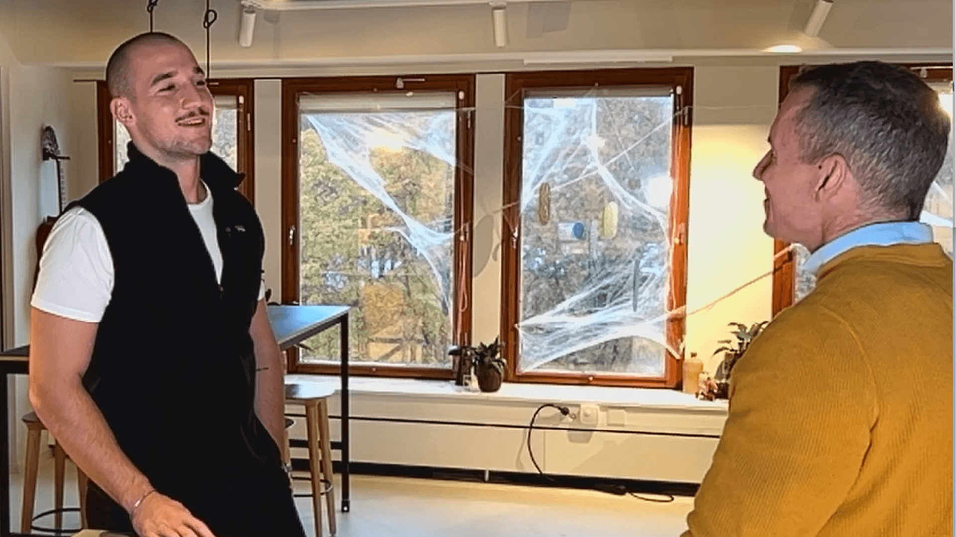 Matteo Pasero pratar med Dan Nygren