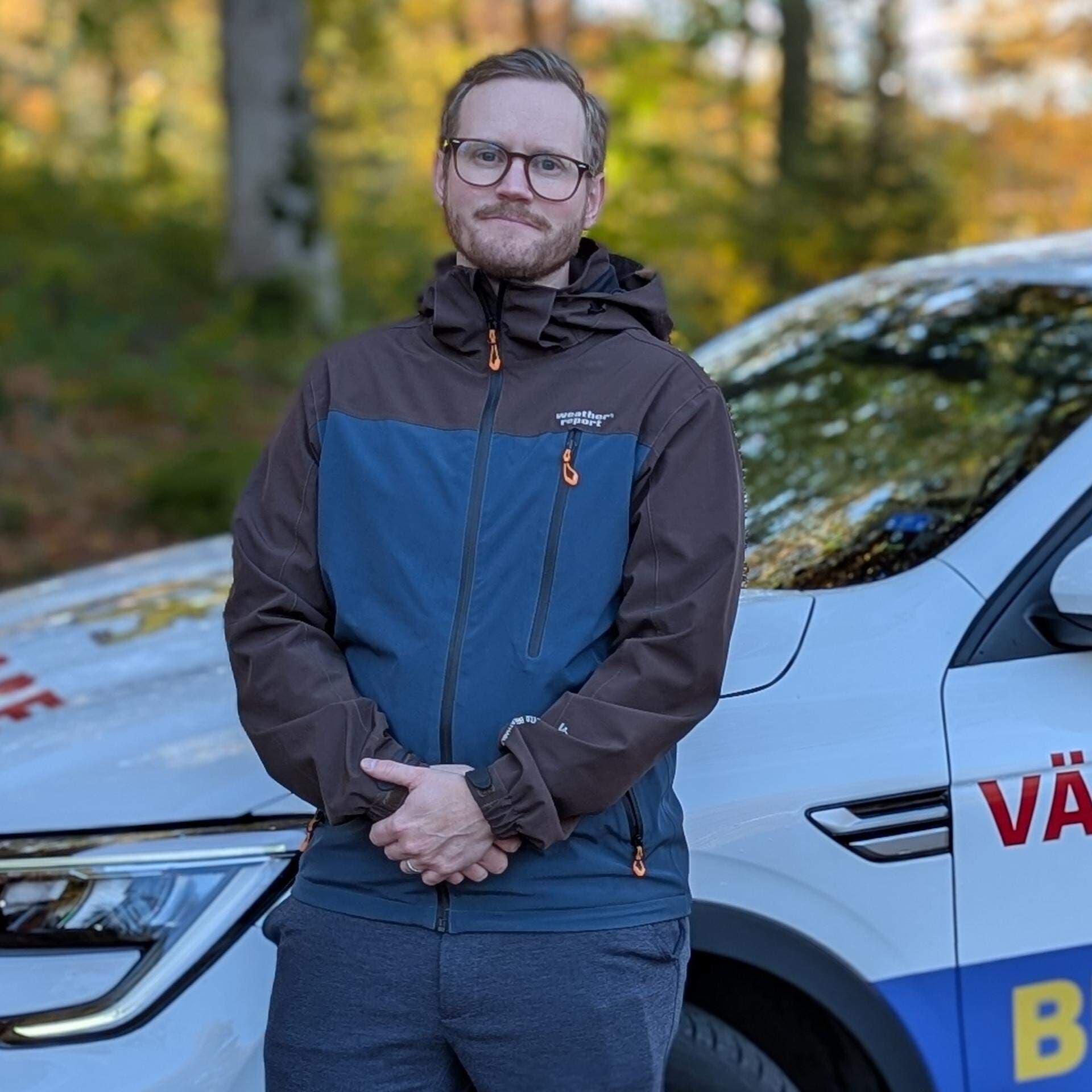 Marcus Nilsson framför sin firmabil