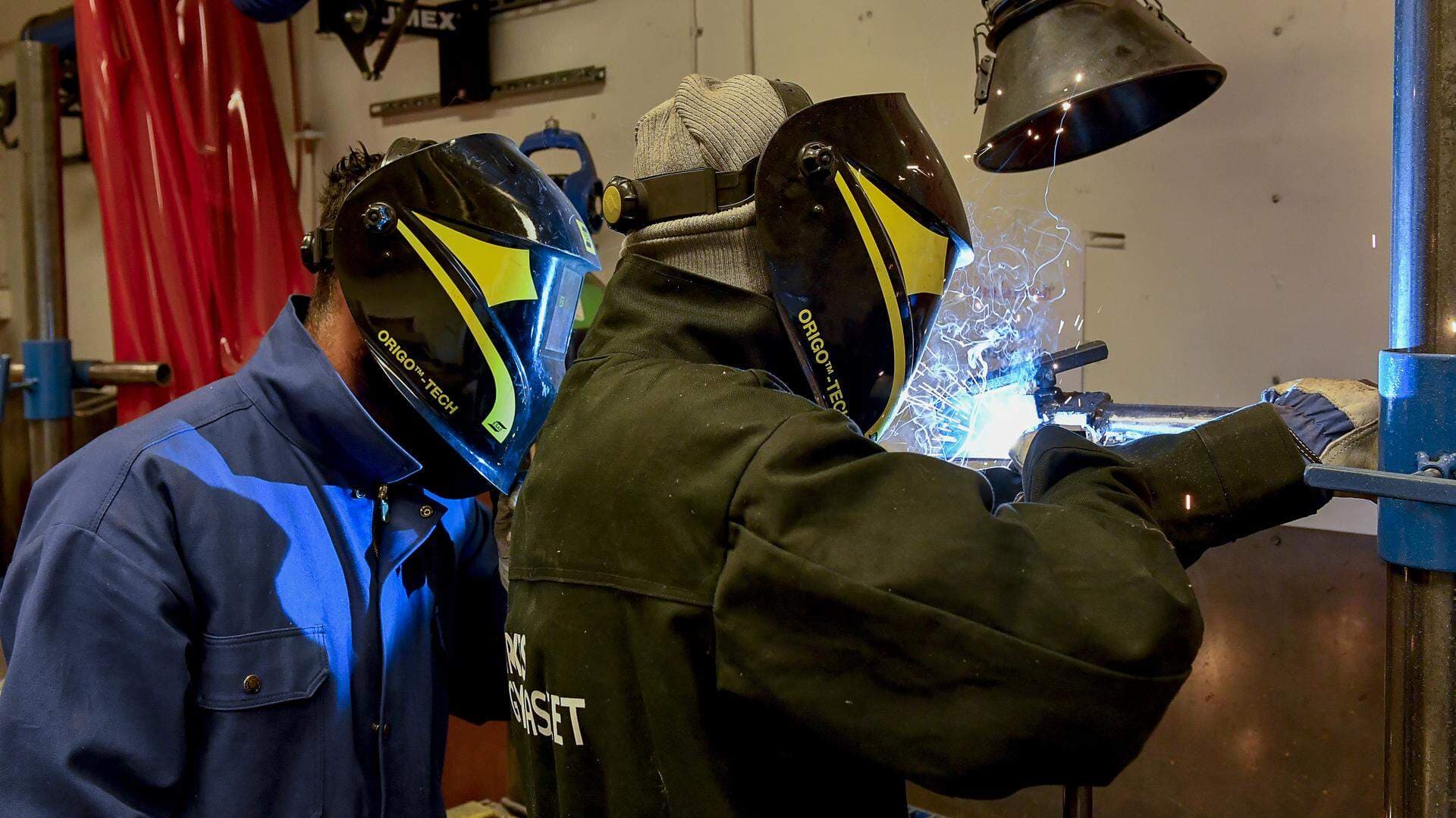 Elever på industritekniskt gymnasium lär sig svetsa