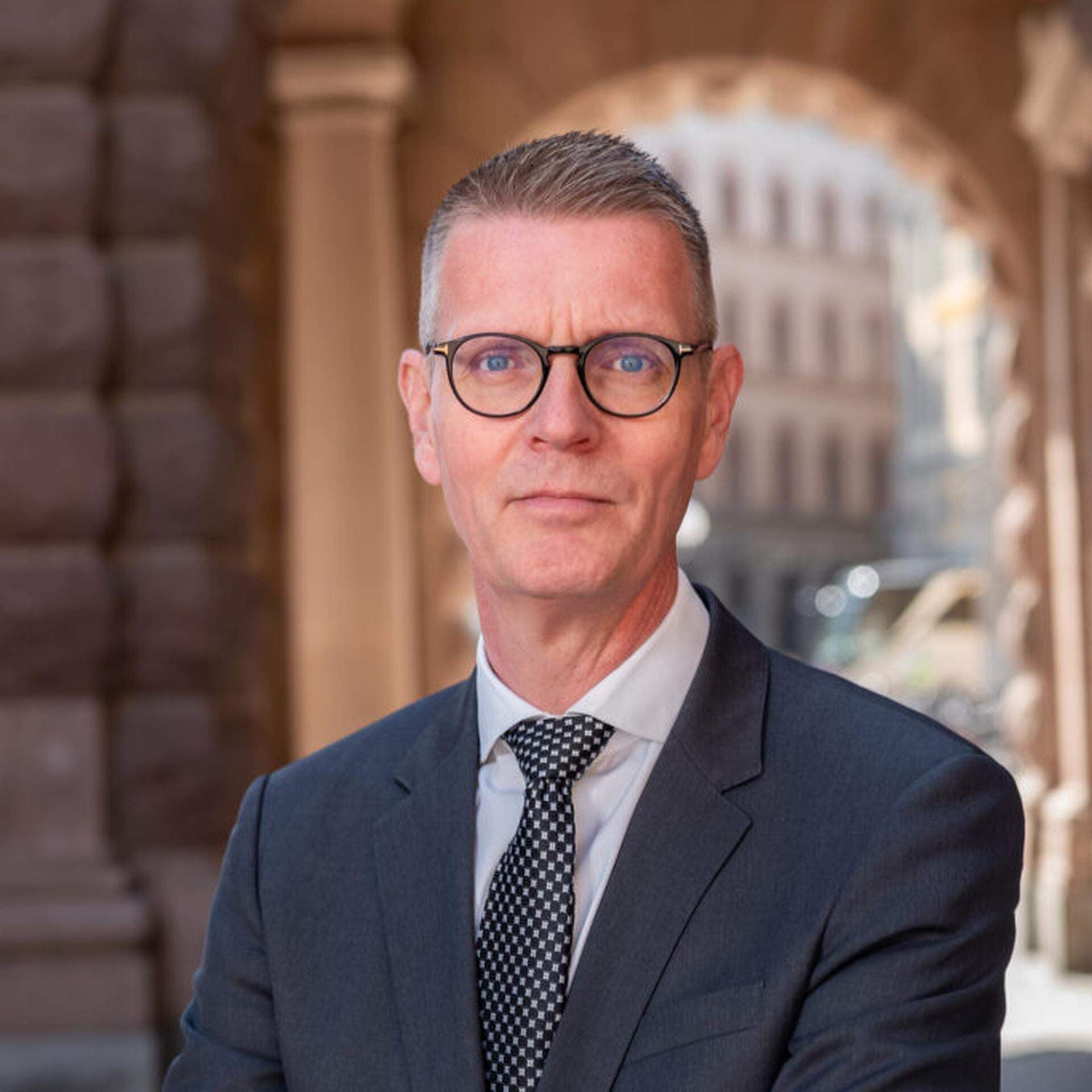 Mattias Karlsson står utanför Sveriges riksdag