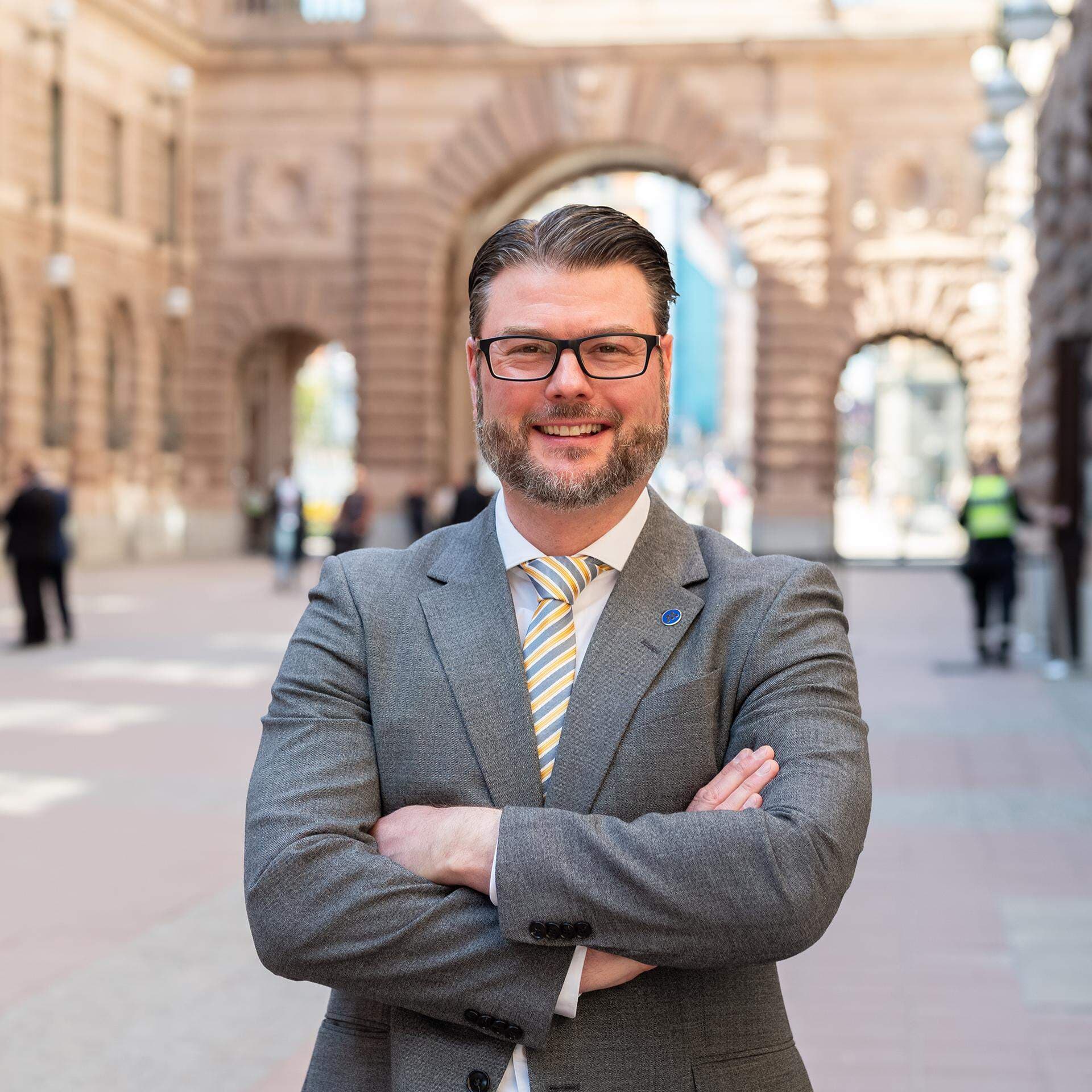 Edward Riedl står utanför Sveriges riksdag