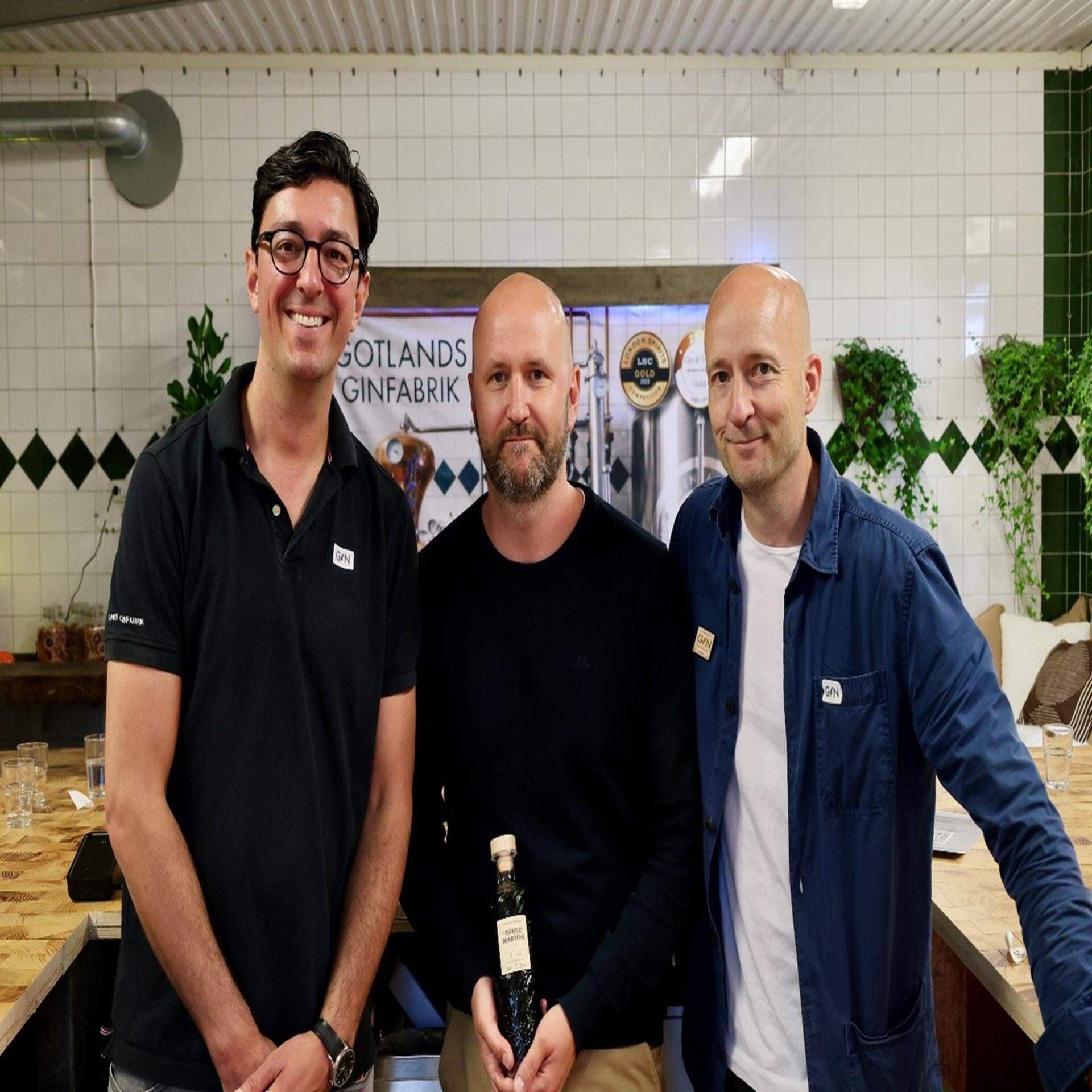 Sakarias Ronquist ägare av Gotlands Ginfabrik, Erik Öhrn från Gotlands Förenade Besöksnäring och Mathias Jöhnk ägare av Gotlands Ginfabrik.