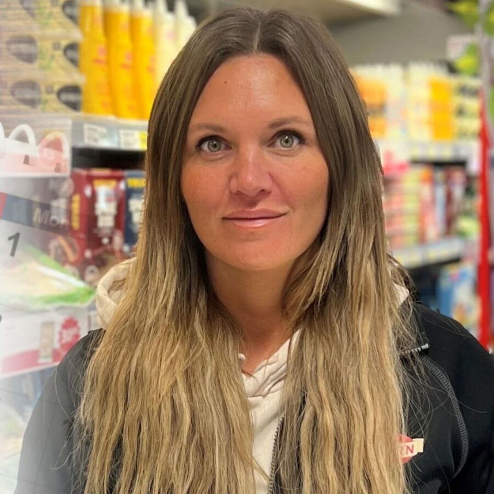 Lena Alke, Handlare Rötviken, i sin butik i ett kollage med en klocka och kalender.