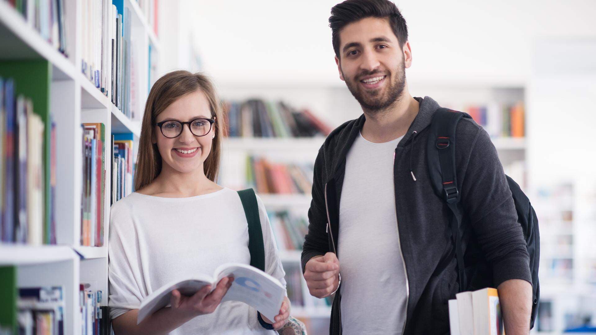 Studenter i bibliotekmiljö