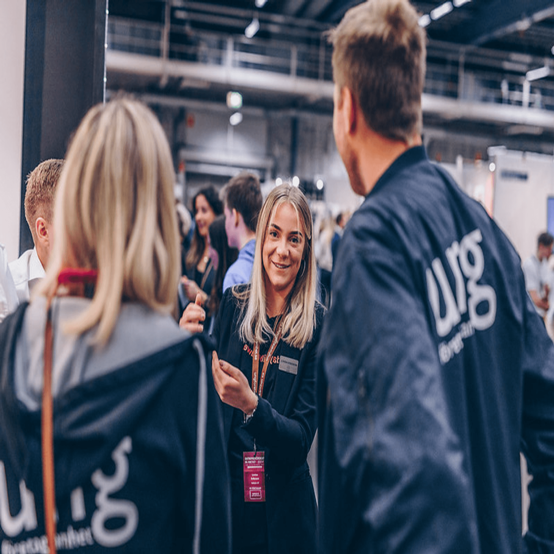 Ungdommar på UF-mässa