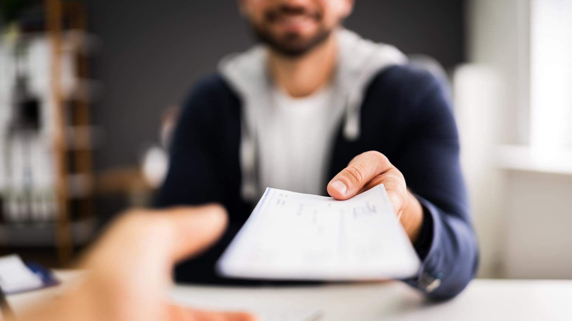 Person som lämnar över ett lönebesked