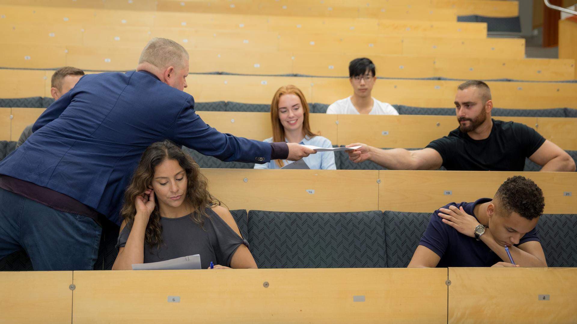 Studenter som skriver tenta