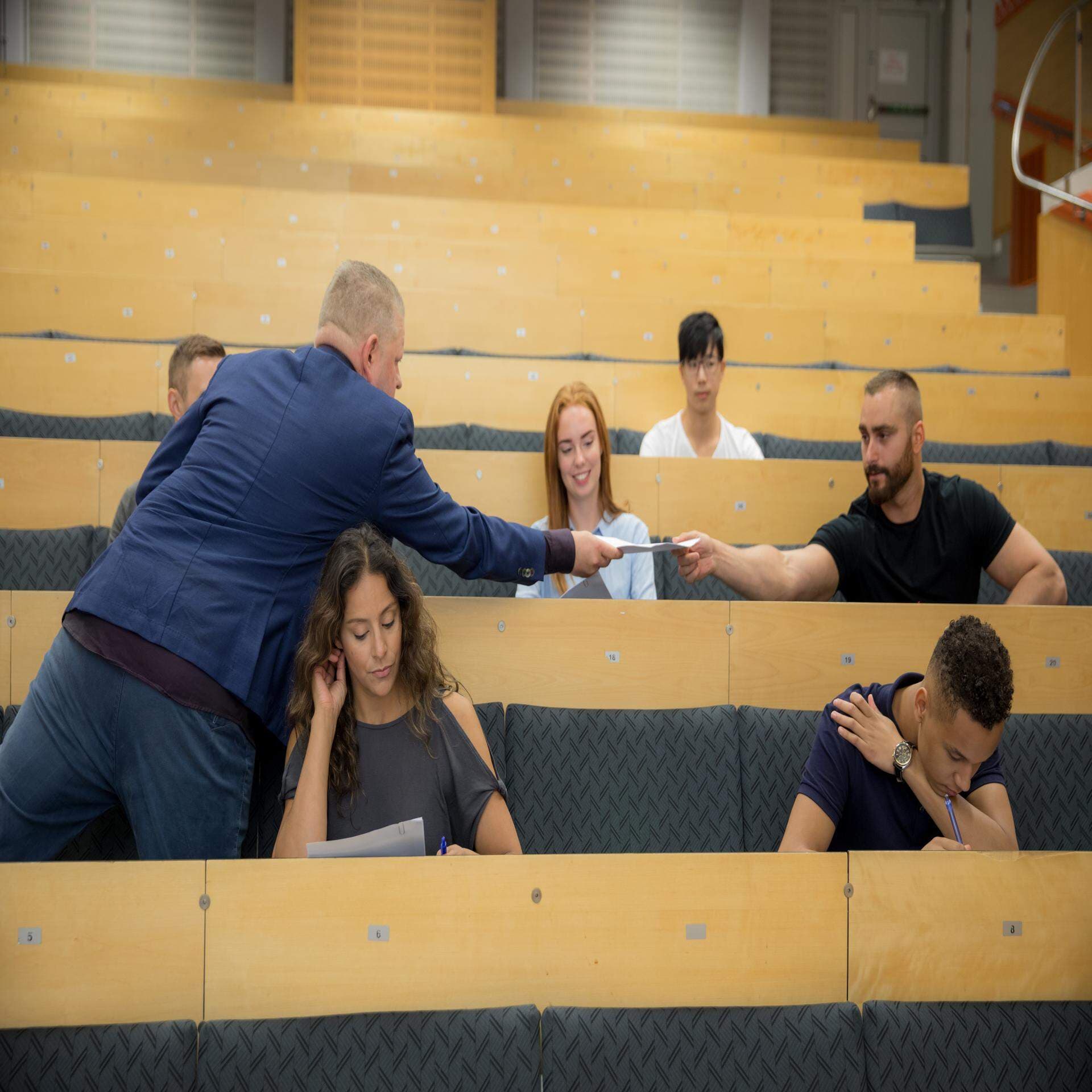 Studenter som skriver tenta