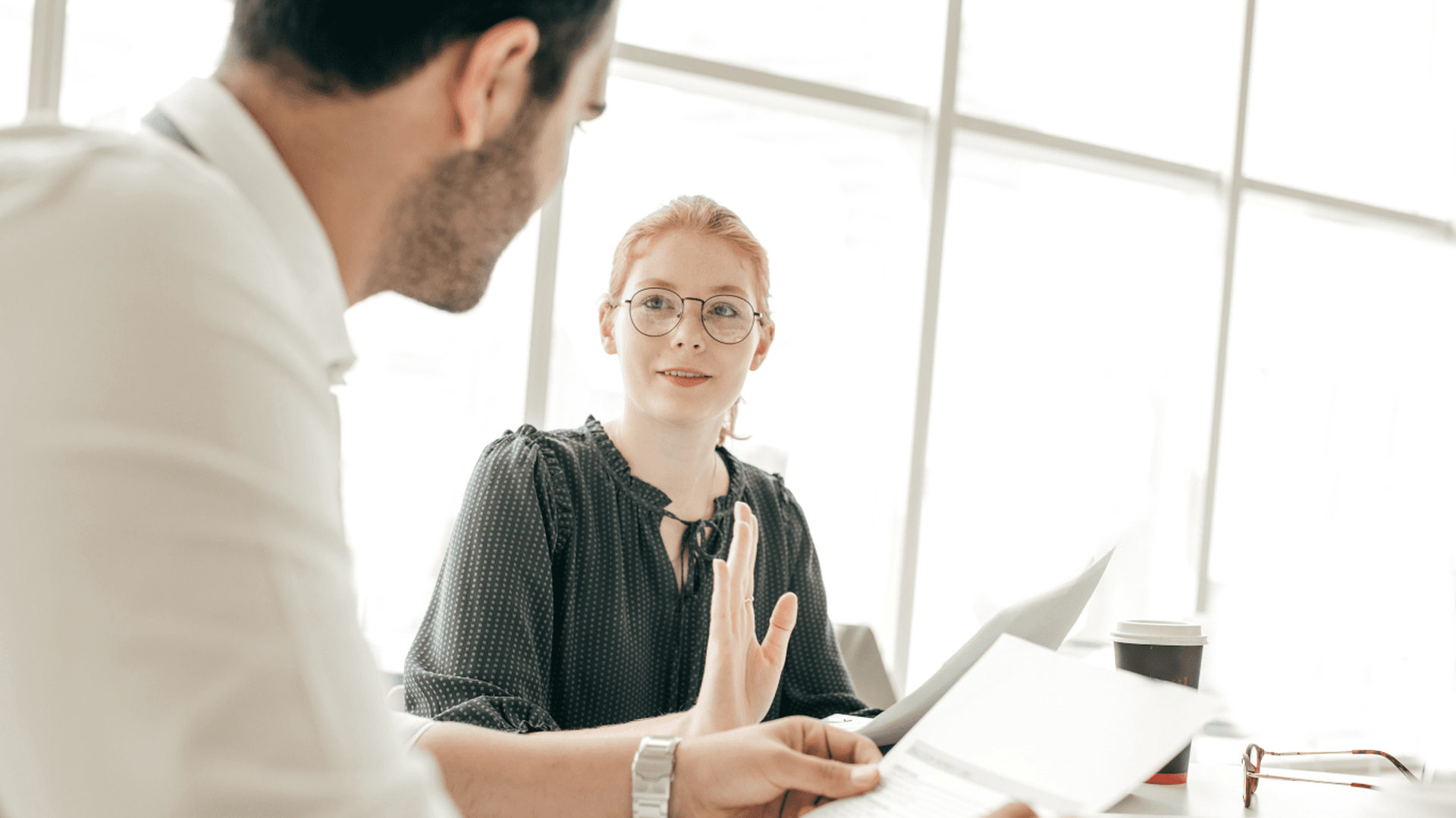 två personer i samtal