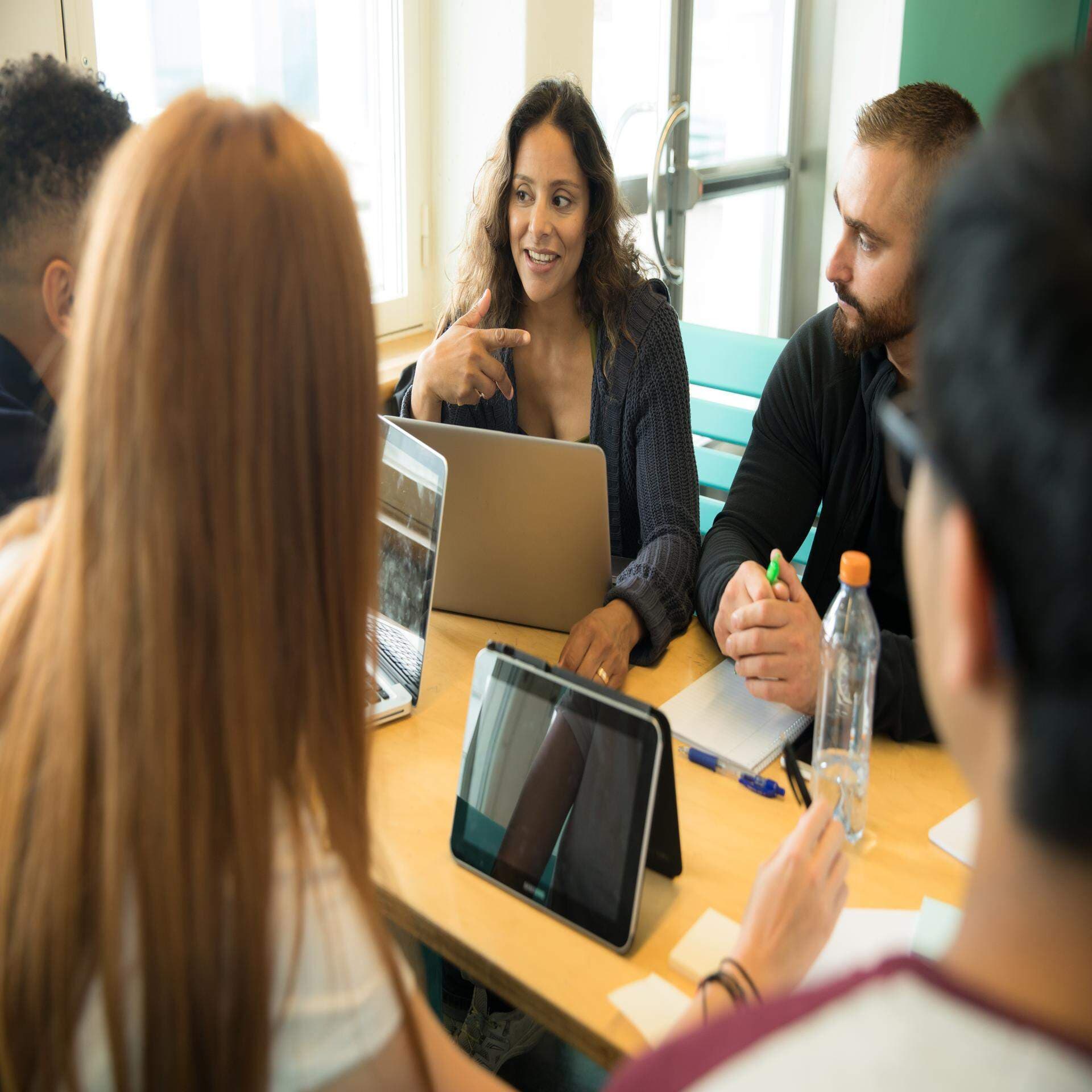 Studenter som jobbar med ett grupparbete