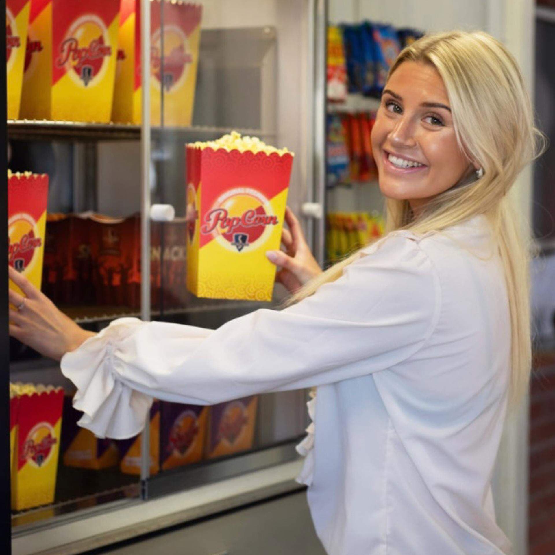 Tilde Edin vid popcornmaskinen i sin biograf