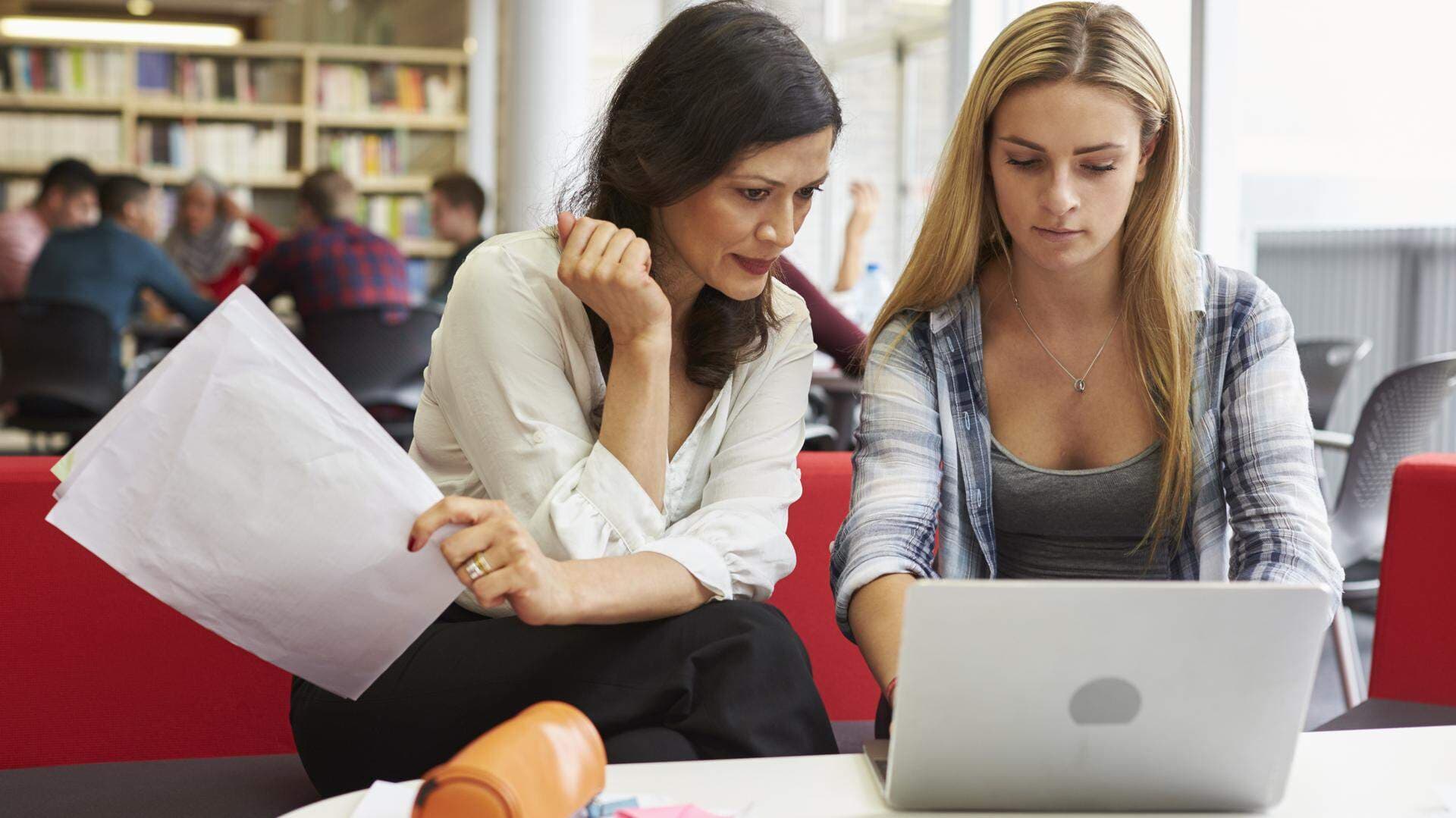 Två studenter som pluggar