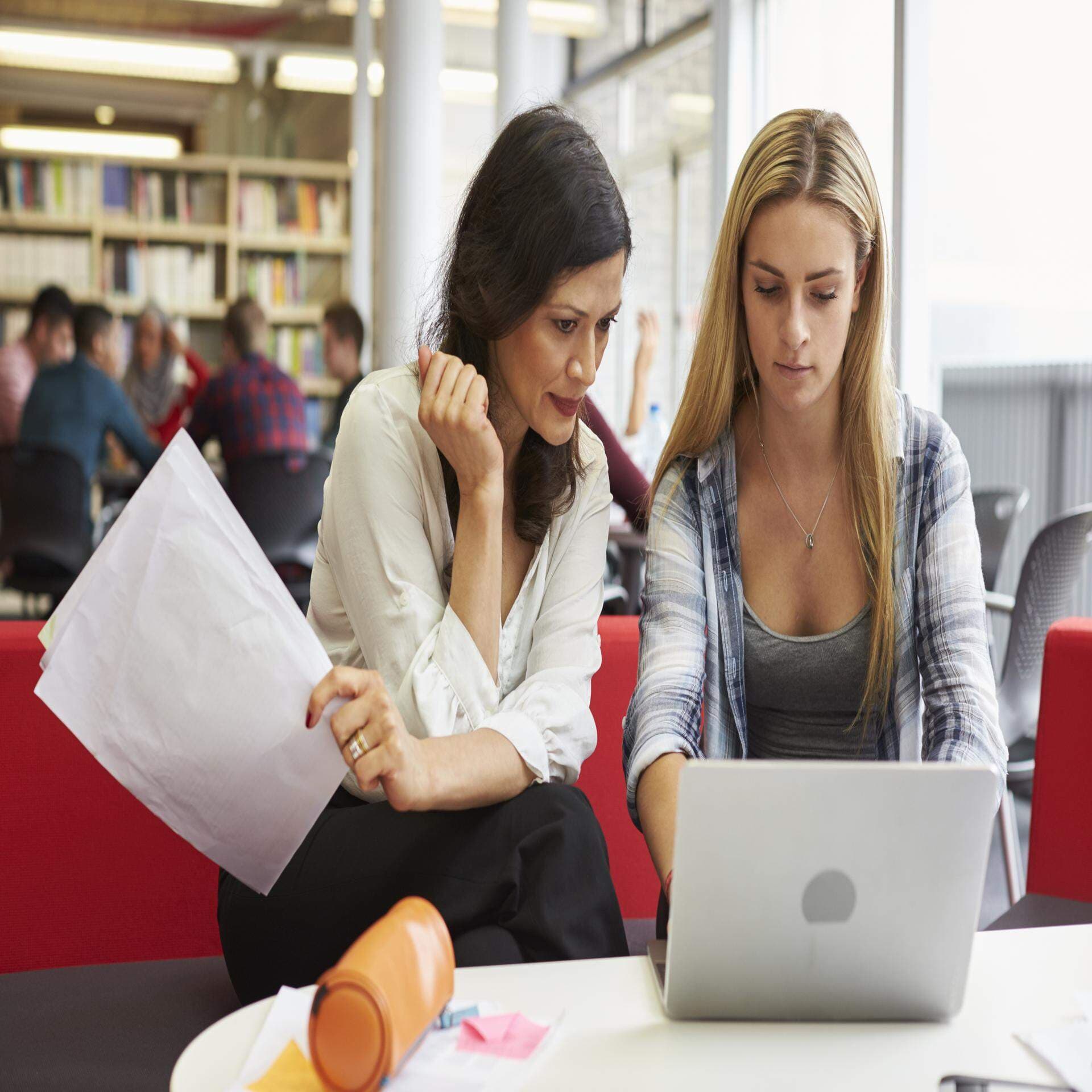 Två studenter som pluggar