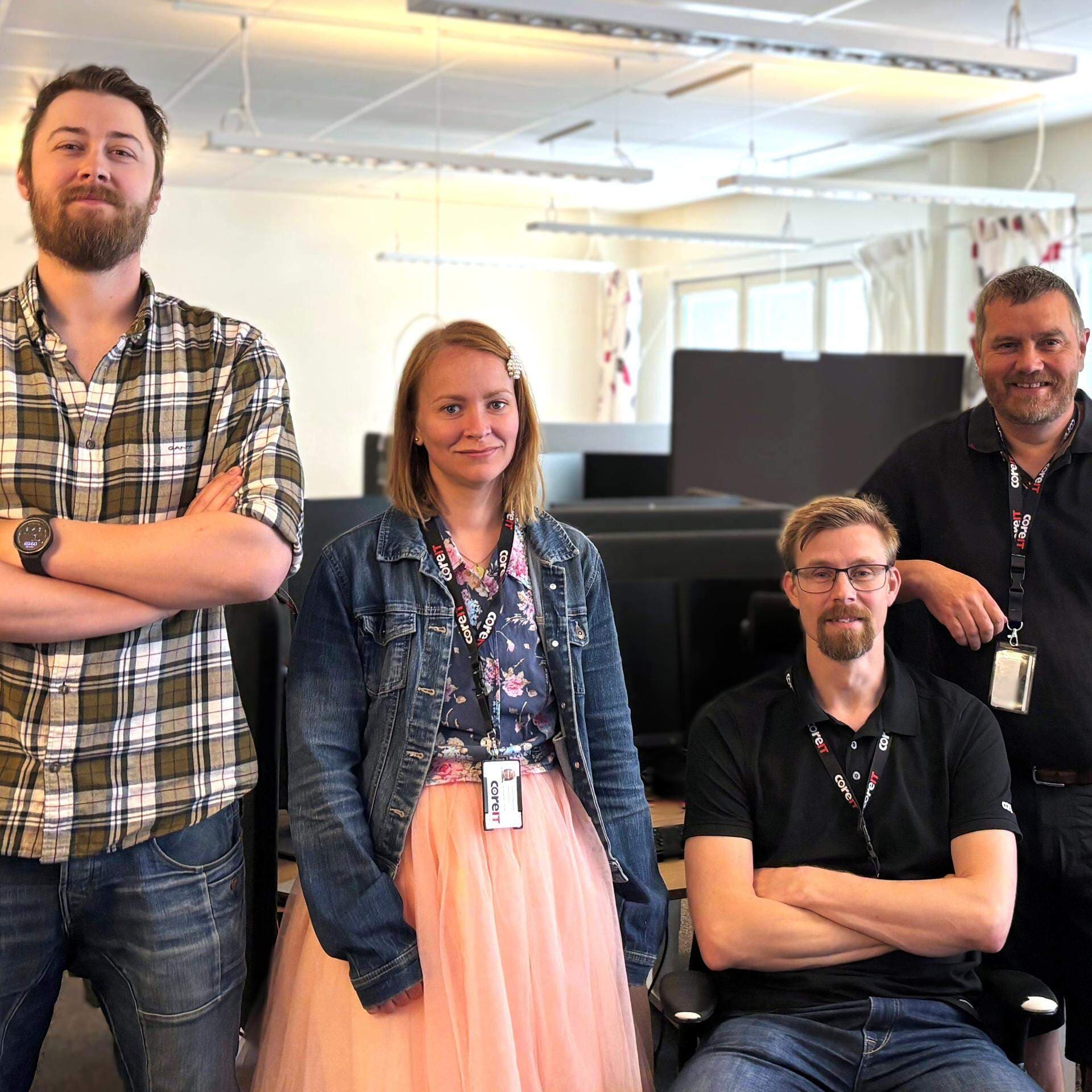 Fyra personer i ett kontorslandskap