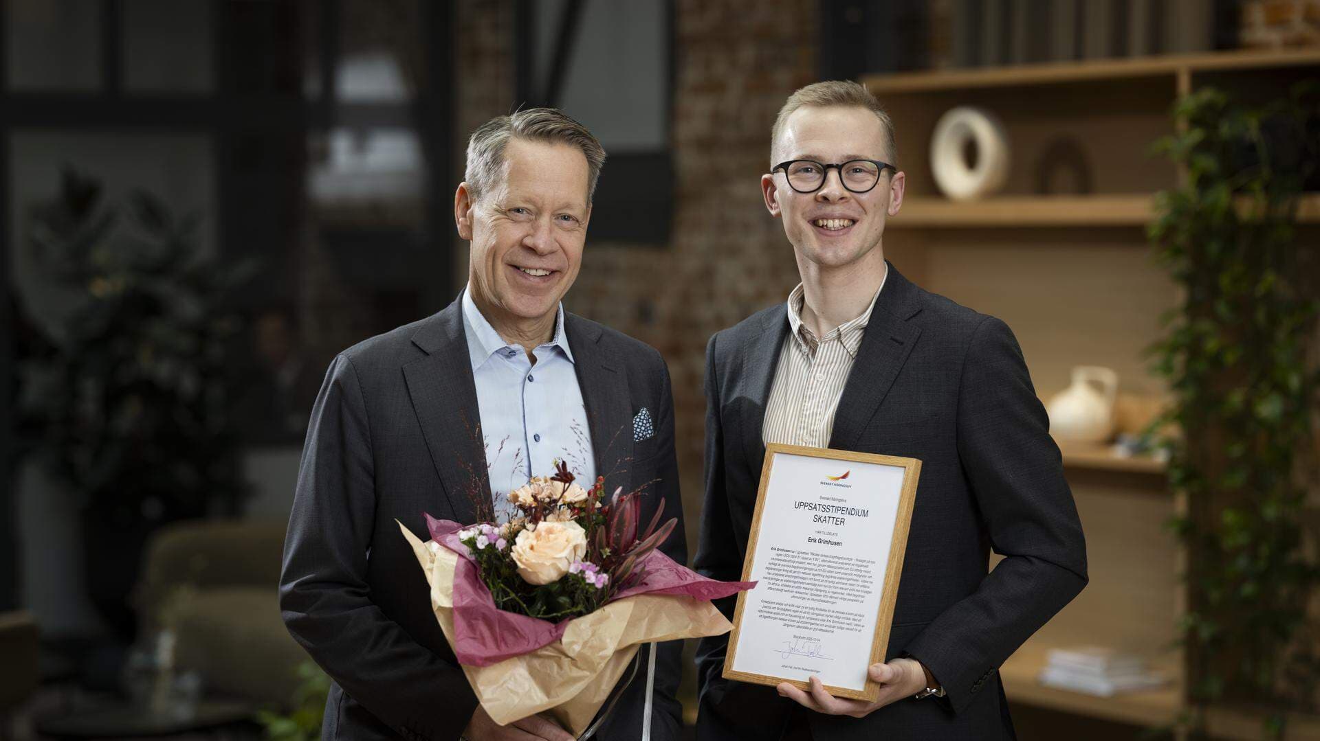 Johan Fall, avdelningschef på Skatteavdelningen, tillsammans med uppsatsförfattaren Erik Grimhusen, Lunds universitet.